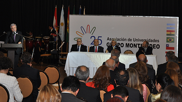 Mesa de honor que preside el acto.