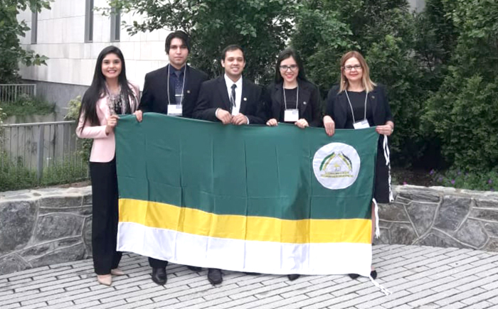 Equipo completo que representa a la UNE, de izq. a der. Laura Zárate, Jhonatan Benítez, Iván Agüero, Leticia Leguizamón y Prof. Marta Acosta.