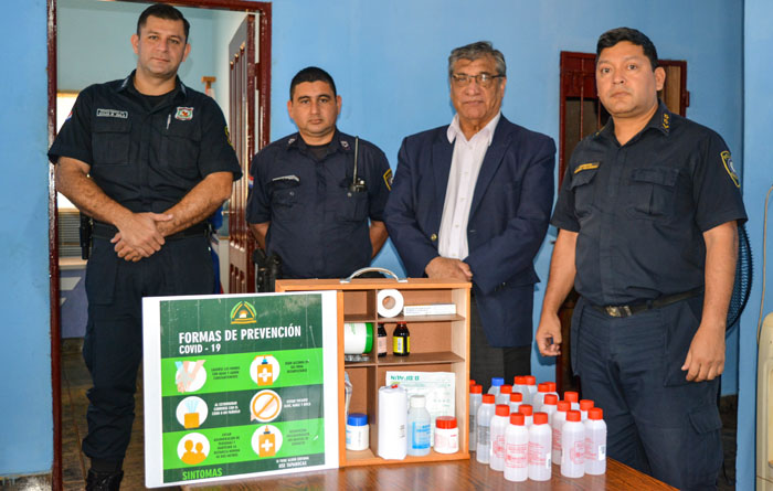 El Vicerrector de la UNE Dr. Osvaldo de la Cruz Caballero, con los integrantes de la comisaría del barrio San Juan.