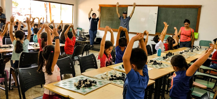 Con mucho bullicio iniciaron las clases el sábado 29 de febrero, en el local de la Facultad de Ciencias Económicas.