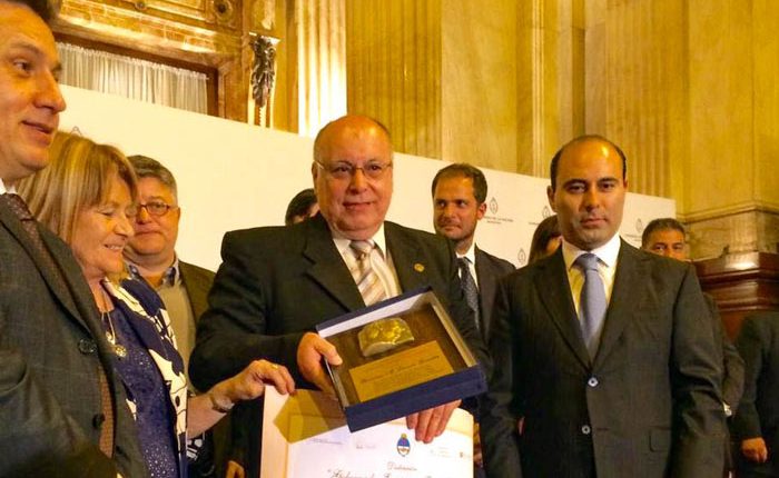 Las fotografías corresponden a dos reconocimientos: En el año 2016, Distinción “Gobernador Enrique Tomás Cresto” recibido por el Rector Ing. Gerónimo Manuel Laviosa González y el premio “Excellence and Quality in Educatiom Award 2019 que recibió el Vicerrector Dr. Osvaldo de la Cruz Caballero Acosta.