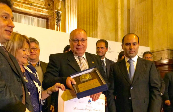 Las fotografías corresponden a dos reconocimientos: En el año 2016, Distinción “Gobernador Enrique Tomás Cresto” recibido por el Rector Ing. Gerónimo Manuel Laviosa González y el premio “Excellence and Quality in Educatiom Award 2019 que recibió el Vicerrector Dr. Osvaldo de la Cruz Caballero Acosta.