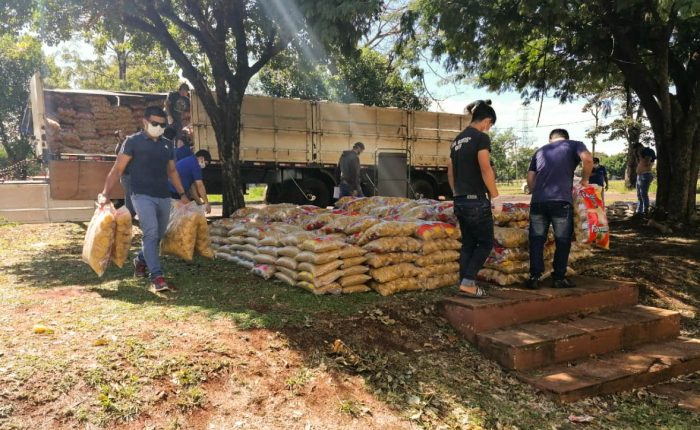 Trabajo de descarga de alimentos para proceder a empaquetar en el campus de la Universidad Nacional del Este.