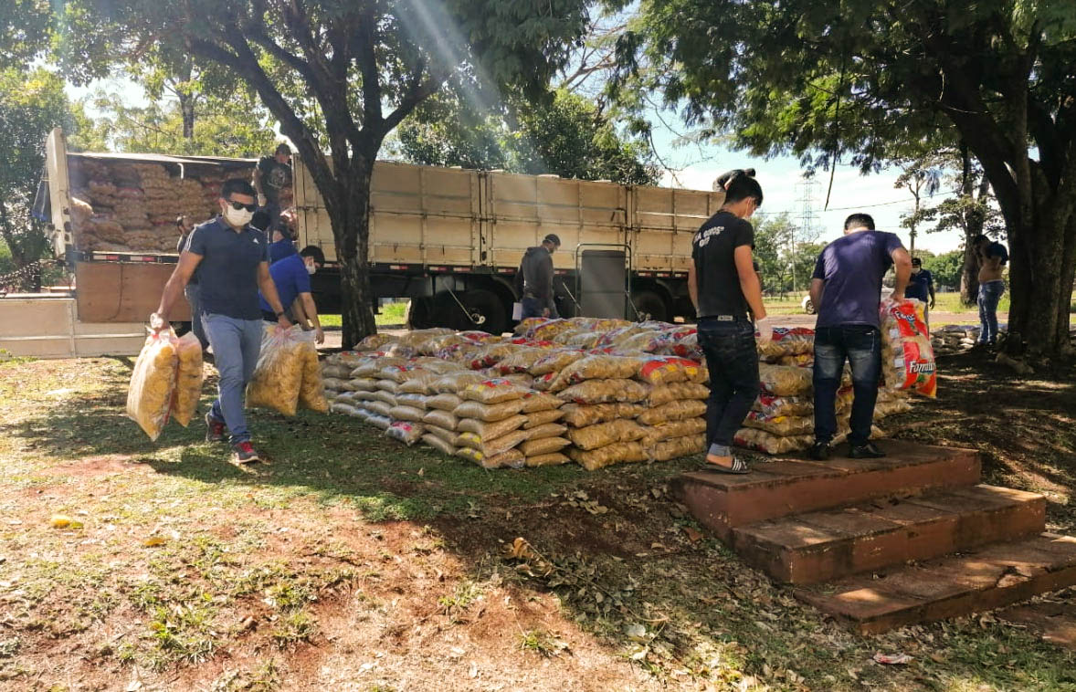 Trabajo de descarga de alimentos para proceder a empaquetar en el campus de la Universidad Nacional del Este.