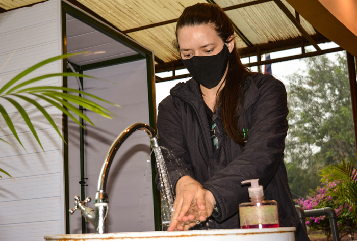 Lavarse las manos y aplicar alcohol en gel antes del ingreso al lugar de trabajo.