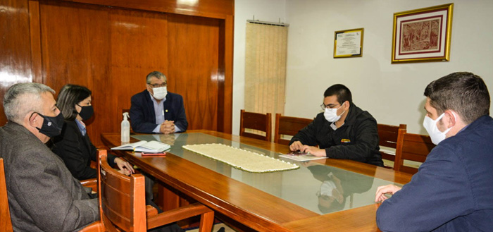 Reunión entre el Rector de la UNE Dr. Osvaldo de la Cruz Caballero Acosta, el Vicerrector Dr. Julio César Meaurio Leiva, y el Secretario de la Juventud-Alto Paraná Esteban Wiens, y Marcelo Paniagua.