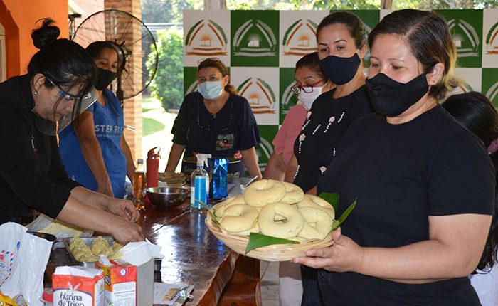 El primer taller fue sobre elaboración de chipas.