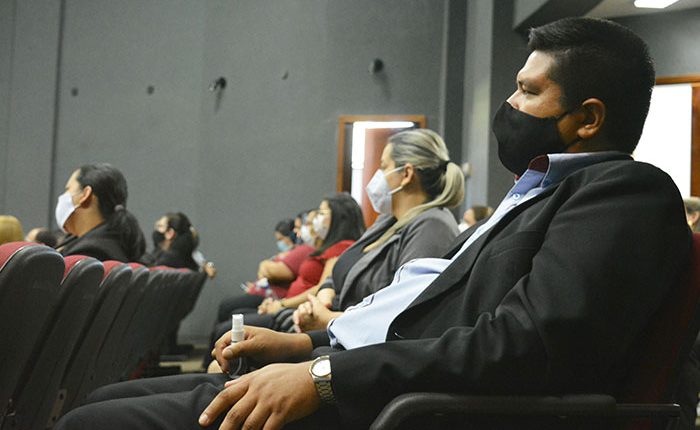 Funcionarios del Rectorado, durante la charla realizada en el salón auditorio.