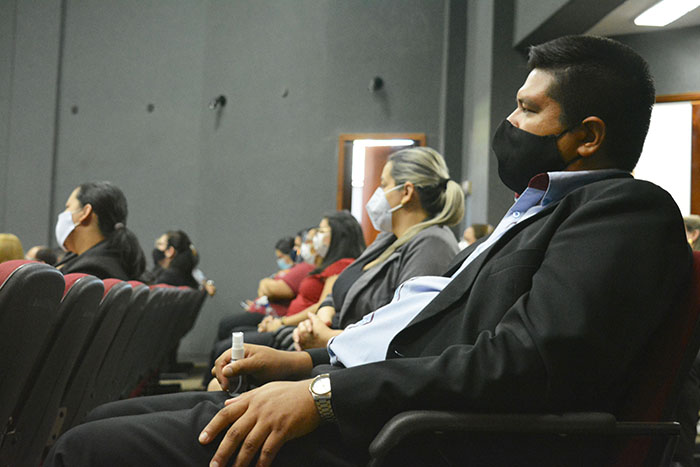 Funcionarios del Rectorado, durante la charla realizada en el salón auditorio.