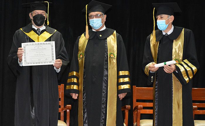 Entrega del título "Doctor Honoris Causa" al artista plástico paraguayo Delfín Roque Ruíz Pérez (Koki Ruiz).