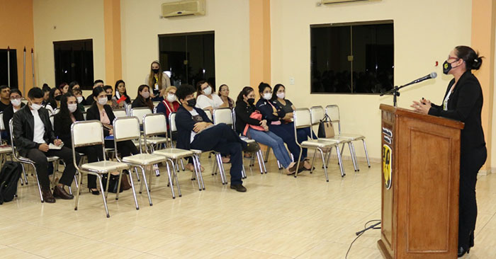 Durante el taller de capacitación llevado a cabo en el salón auditorio de la FAFI-UNE. (Foto: Eva Duarte- FAFI-UNE).