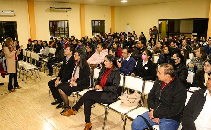 Conversatorio realizado el viernes 20 de mayo en el salón auditorio de la FAFI-UNE.