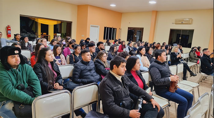 Reunión informativa realizada en el salón auditorio de la Facultad de Filosofía, el martes 17 de mayo por la noche.