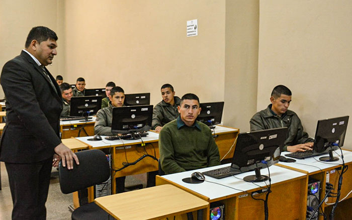 Soldados de la 3ra. División de Infantería en el laboratorio de la Facultad Politécnica de la UNE.