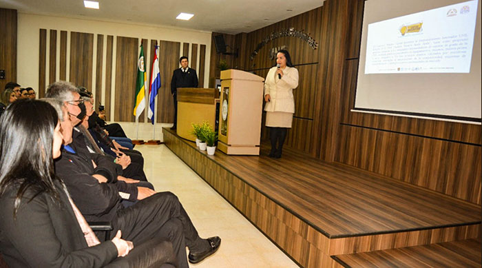 Miembros de la comunicad educativa y representantes de la Comuna durante la presentación.