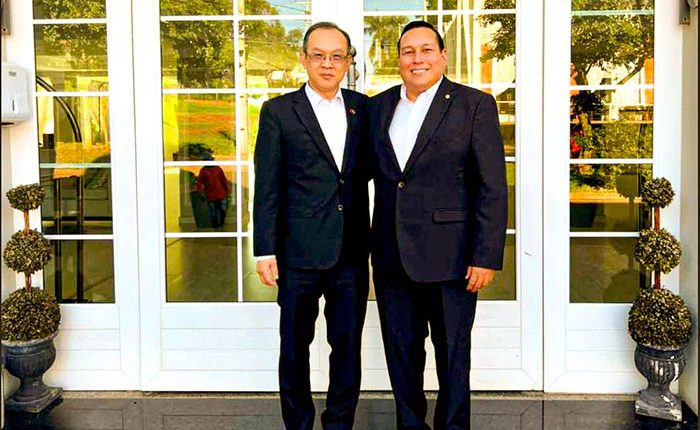 El Cónsul General de la República de China-Taiwán Camilo Chang junto al Director General de Relaciones Internacionales de la UNE Rolando Segovia Páez.