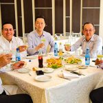 El Rector Osvaldo Caballero y el Director General de Relaciones Internacionales Rolando Segovia Páez, durante el almuerzo de trabajo con miembros del Cuerpo Consular Taiwanes.