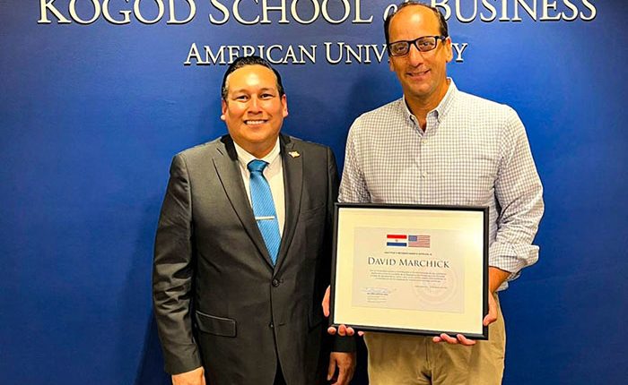 Momento del reconocimiento al Decano David Marchick del American University de Washington DC por parte del Director General de Relaciones Internacionales de la Universidad Nacional del Este, Rolando Segovia.