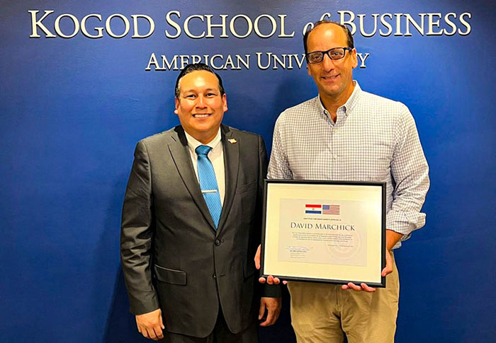 Momento del reconocimiento al Decano David Marchick del American University de Washington DC por parte del Director General de Relaciones Internacionales de la Universidad Nacional del Este, Rolando Segovia.