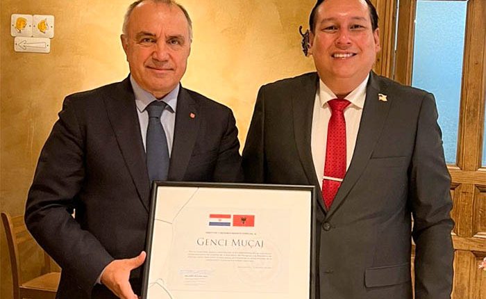 Genci Mucaj, ex Embajador de Albania en Turkia y Asesor en Asuntos internacionales del Presidente de Albania desde EEUU con el director Rolando Segovia Páez.