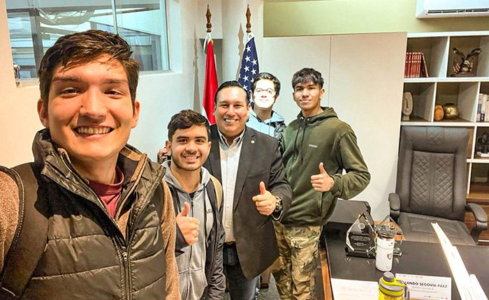 Momento de la reuniòn de los estudiantes con el Director Rolando Segovia DGRS.