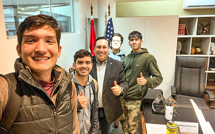 Momento de la reuniòn de los estudiantes con el Director Rolando Segovia DGRS.