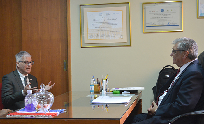 El Rector de la Universidad Nacional del Este (UNE), Prof. Dr. Osvaldo Caballero con el embajador de los EE.UU. en Paraguay, Marc Ostfield.